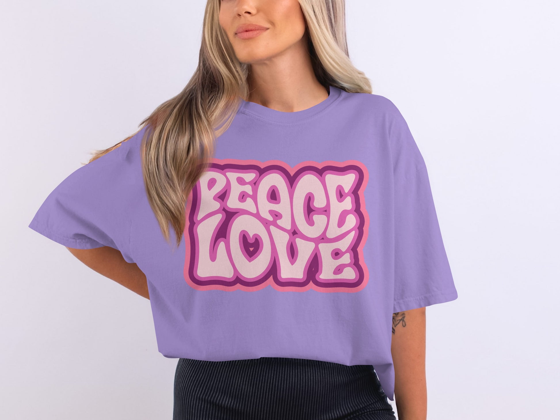 Peace Love Graphic T-Shirt for Casual Comfort