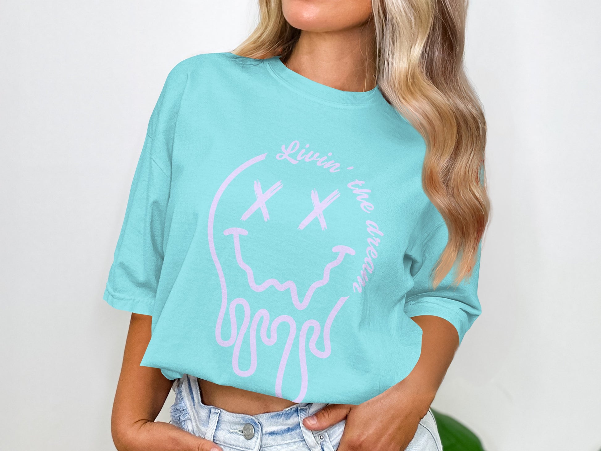 Livin' the dream smiling face graphic tee shirt