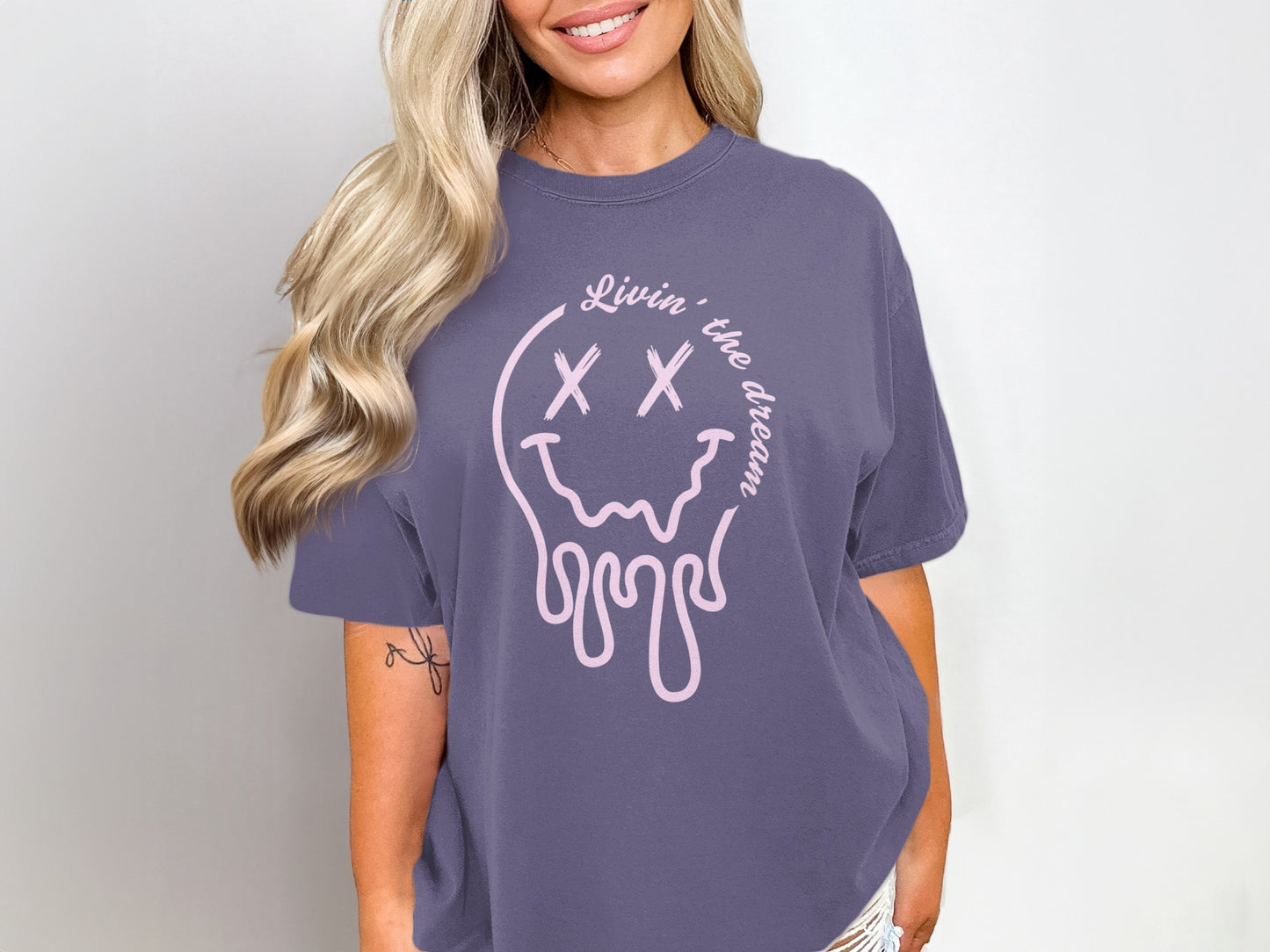 Livin' the dream smiley face graphic t-shirt